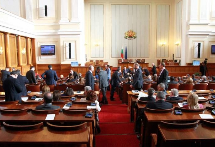В парламента отново ври и кипи БСП брани яростнопрезидента Румен