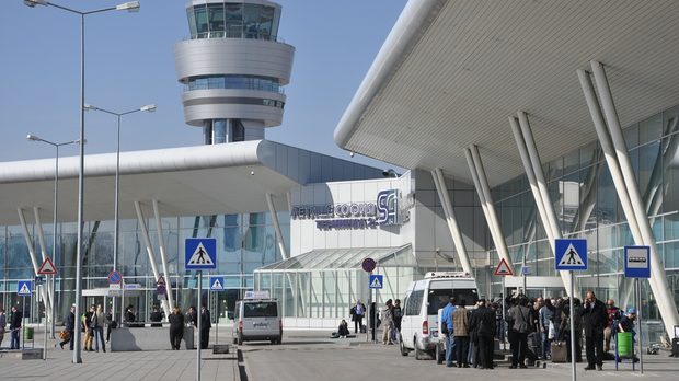 Ексцентричен турист шокира пътници и изпращачи на летище София“, появявайки