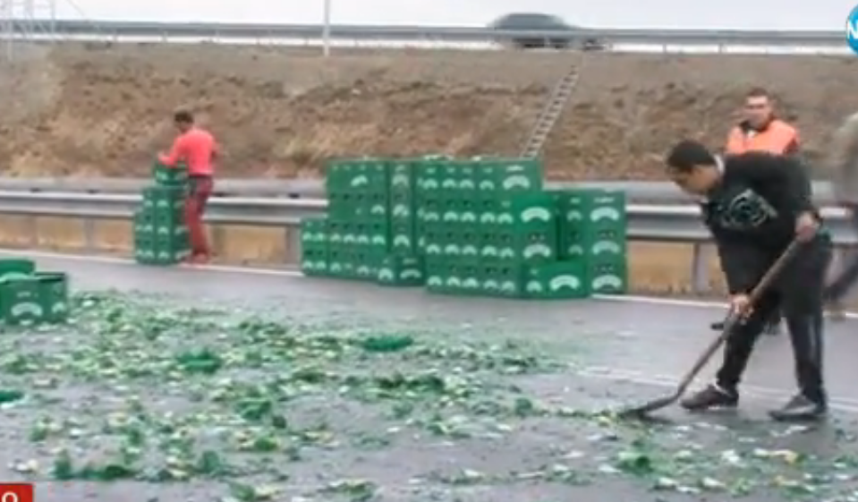 ТИР изсипа 200 каси бира и затвори входа на автомагистрала