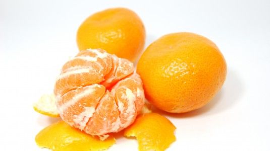Боядисани с оранжева боя мандарини се появиха в търговската мрежа