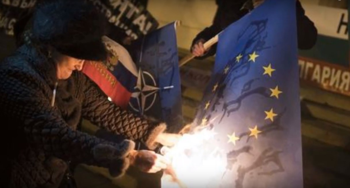 Протестиращи запалиха знамето на Европейския съюз по време на демонстрации в българската