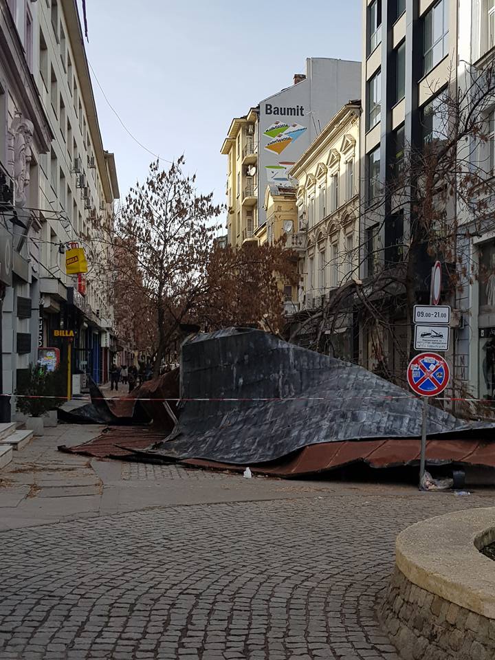 Покрив на стара сграда се срути на столичната улица 8220 Пиротска 8221  