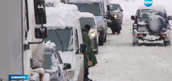 Все още има проблеми със снегонавявания в Североизточна България според