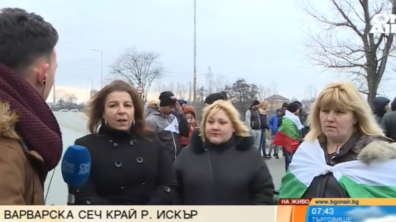 С блокиран път знамена и под звуците на български народни