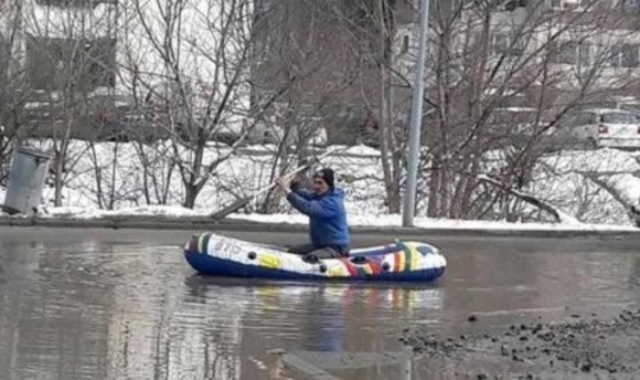 Заснеха мъж с лодка да гребе по улиците на столичния