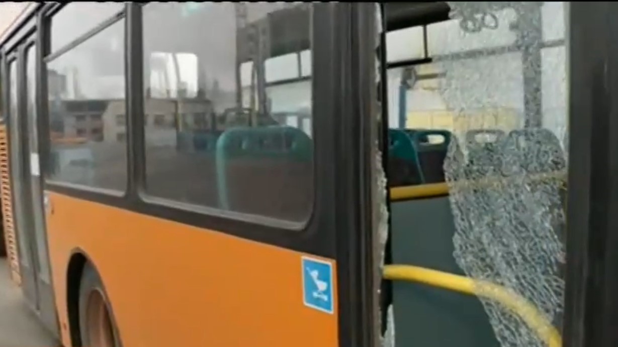 Вандалска проява срещу автобус на столичния градски транспорт Счупено е