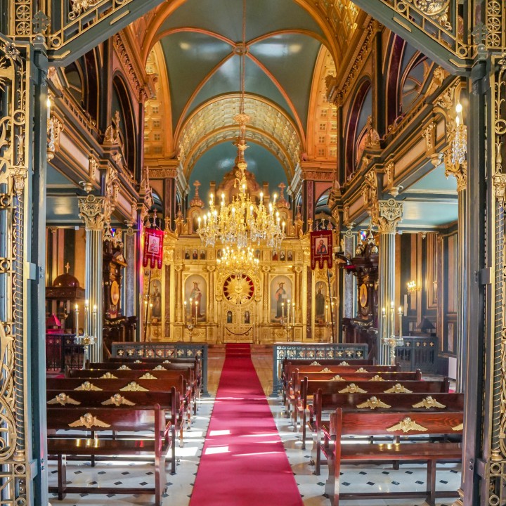 Няколко хиляди православни българи посрещнаха Великден в реставрираната уникална българска