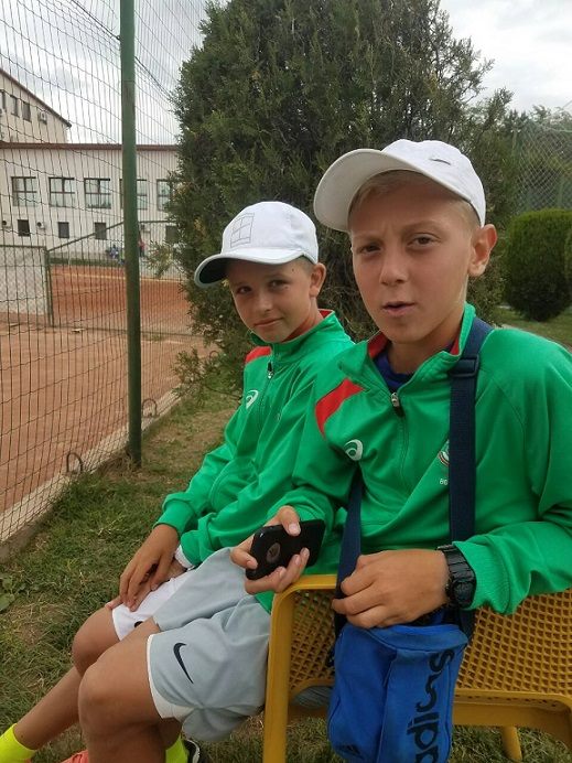 Три българчета ще играят на полуфиналите на турнира до 12
