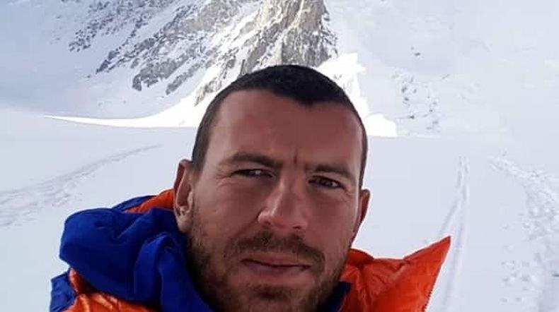 Българинът Слави Несторов е изкачил връх Еверест съобщиха от експедицията му  Той