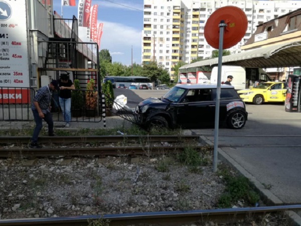 Сблъсък между трамвай и лек автомобил в столичния квартал Люлин