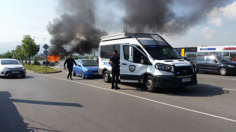 Пикап пламна в движение на Цариградско шосе в София  Инцидентът станал