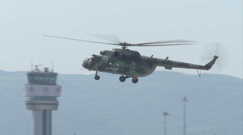 Бордният техник на катастрофиралия вертолет Ми 17 е транспортиран във ВМА