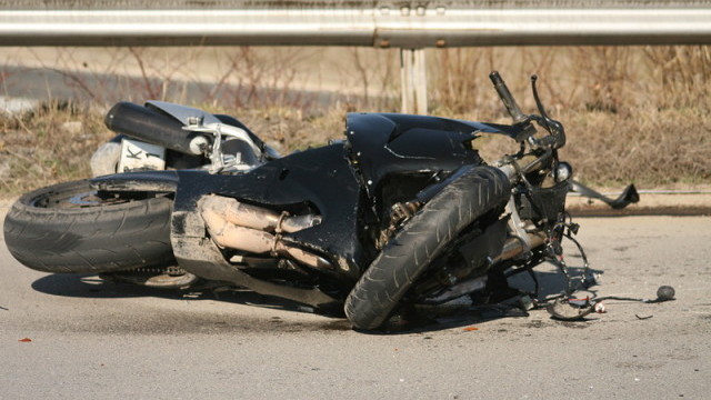 Катастрофа между мотор и кола е станала в Нови Искър.