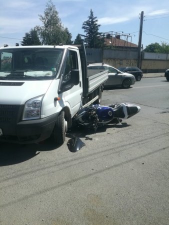 Моторист пострада на пътя след като шофьор на товарен автомобил