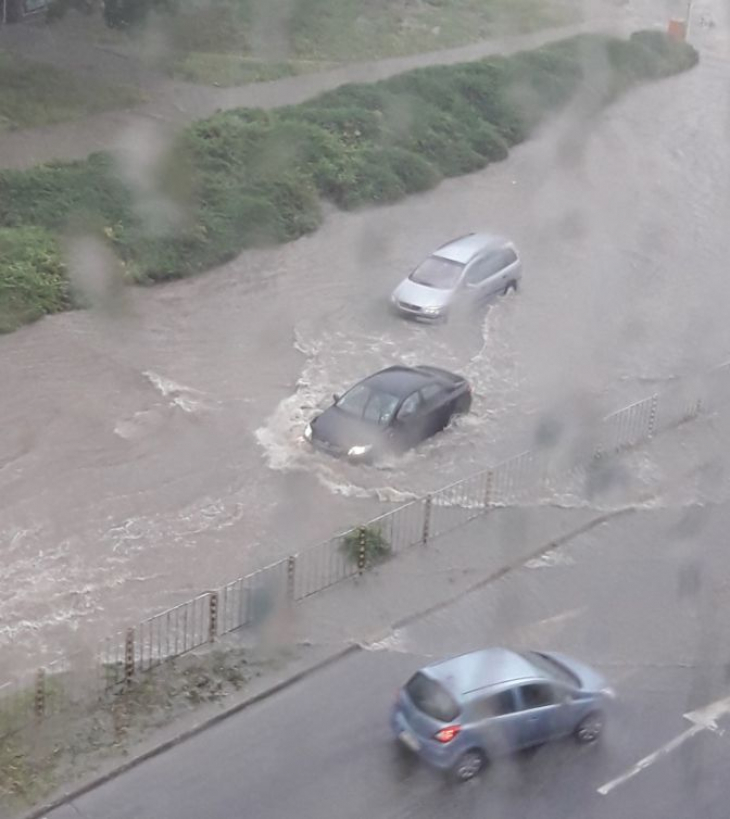 Проливен дъжд вали на АМ „Тракия“ в района на Ихтиман