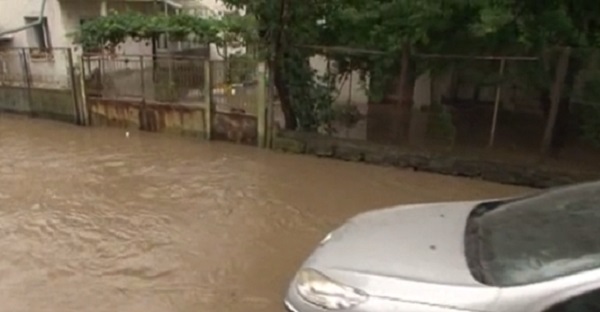 На третия ден от голямото наводнение в Роман улиците заприличаха